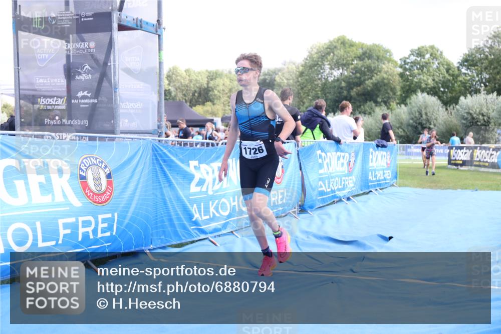 25.08.2024 - Elbe Triathlon Hamburg H.Heesch http://msf.ph/oto/6880794 25.08.2024 12:27:18 Ziel 1531, 1726, 1727 meine-sportfotos.de