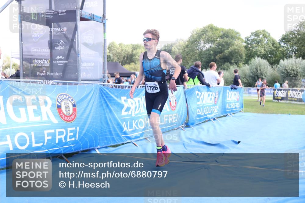 25.08.2024 - Elbe Triathlon Hamburg H.Heesch http://msf.ph/oto/6880797 25.08.2024 12:27:19 Ziel 1531, 1726, 1727 meine-sportfotos.de