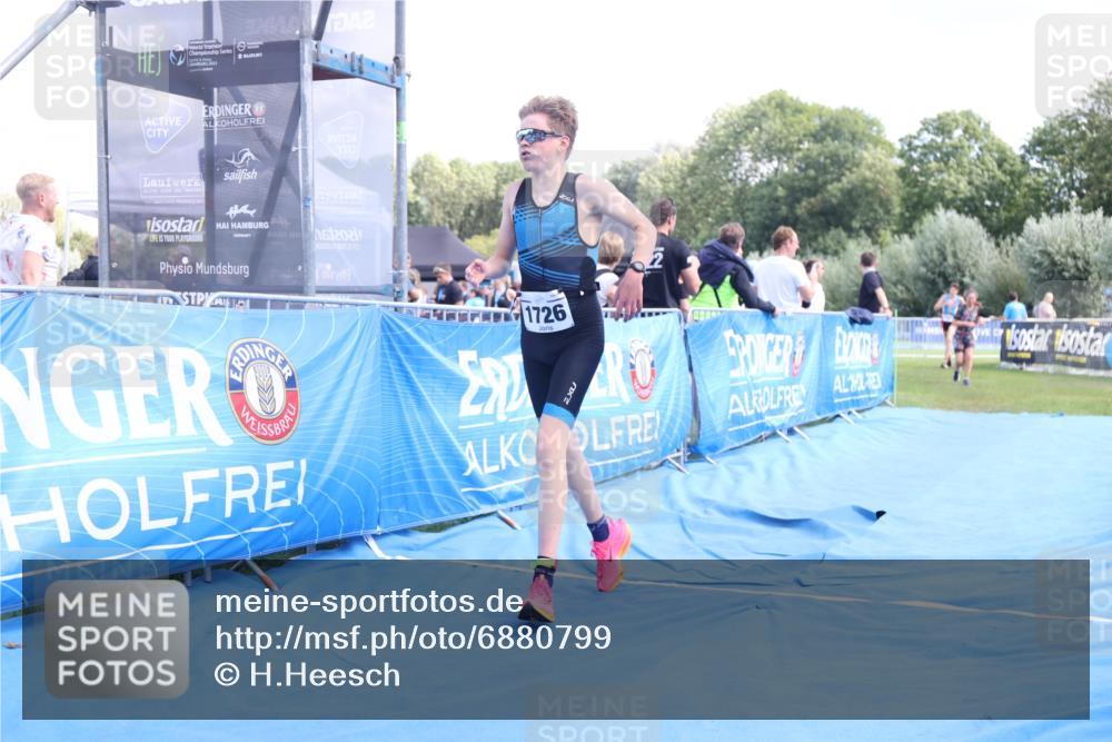 25.08.2024 - Elbe Triathlon Hamburg H.Heesch http://msf.ph/oto/6880799 25.08.2024 12:27:19 Ziel 1531, 1726, 1727 meine-sportfotos.de