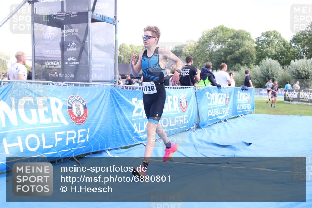 25.08.2024 - Elbe Triathlon Hamburg H.Heesch http://msf.ph/oto/6880801 25.08.2024 12:27:19 Ziel 1531, 1726, 1727 meine-sportfotos.de