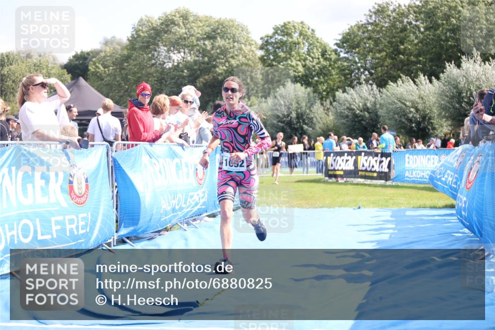 25.08.2024 - Elbe Triathlon Hamburg H.Heesch http://msf.ph/oto/6880825 25.08.2024 11:55:27 Ziel 515, 1643, 1692 meine-sportfotos.de