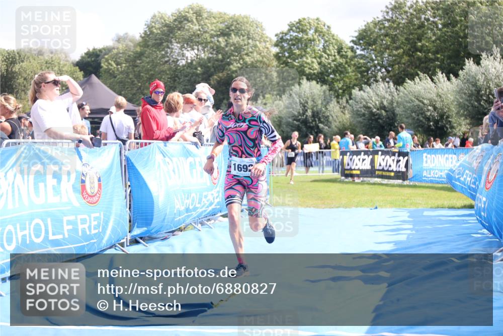 25.08.2024 - Elbe Triathlon Hamburg H.Heesch http://msf.ph/oto/6880827 25.08.2024 11:55:27 Ziel 515, 1643, 1692 meine-sportfotos.de
