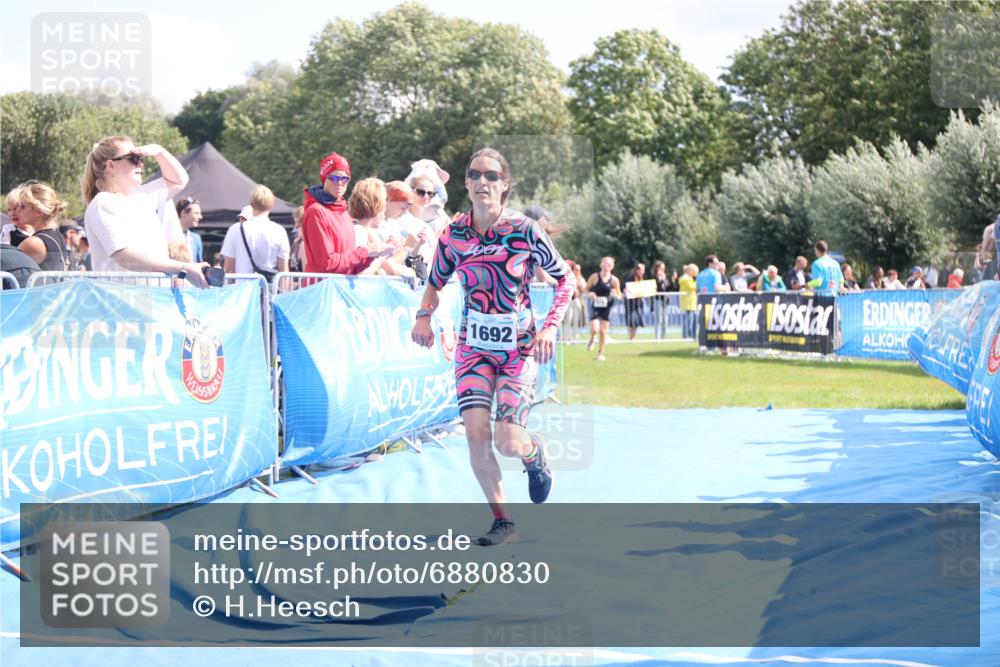 25.08.2024 - Elbe Triathlon Hamburg H.Heesch http://msf.ph/oto/6880830 25.08.2024 11:55:27 Ziel 515, 1643, 1692 meine-sportfotos.de