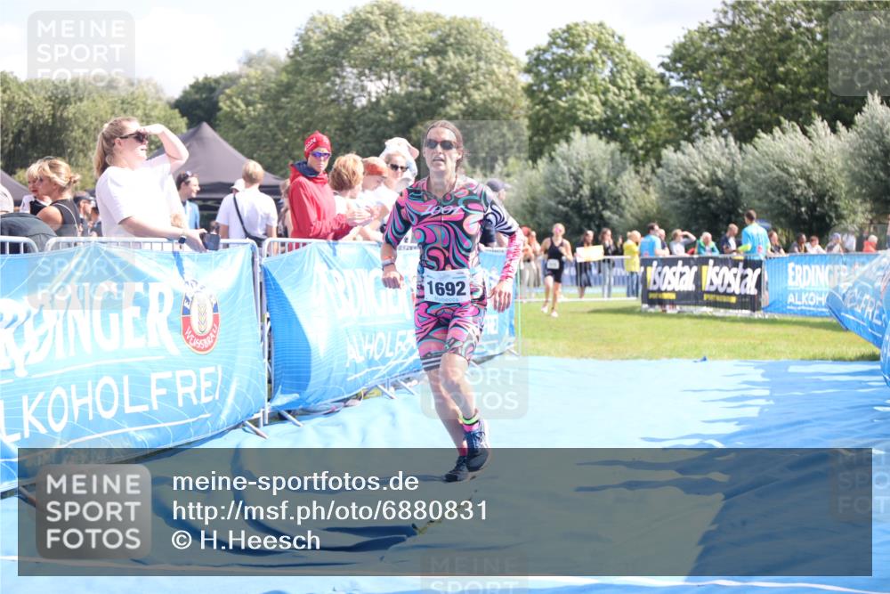 25.08.2024 - Elbe Triathlon Hamburg H.Heesch http://msf.ph/oto/6880831 25.08.2024 11:55:28 Ziel 515, 1643, 1692 meine-sportfotos.de