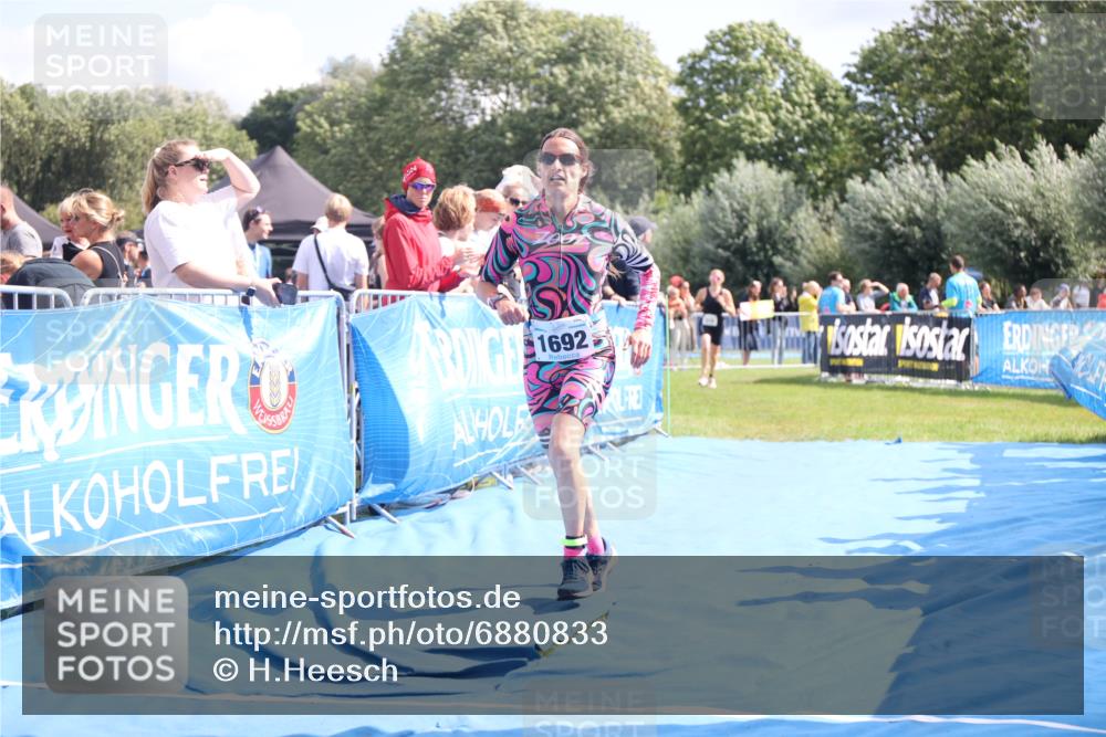 25.08.2024 - Elbe Triathlon Hamburg H.Heesch http://msf.ph/oto/6880833 25.08.2024 11:55:28 Ziel 515, 1643, 1692 meine-sportfotos.de