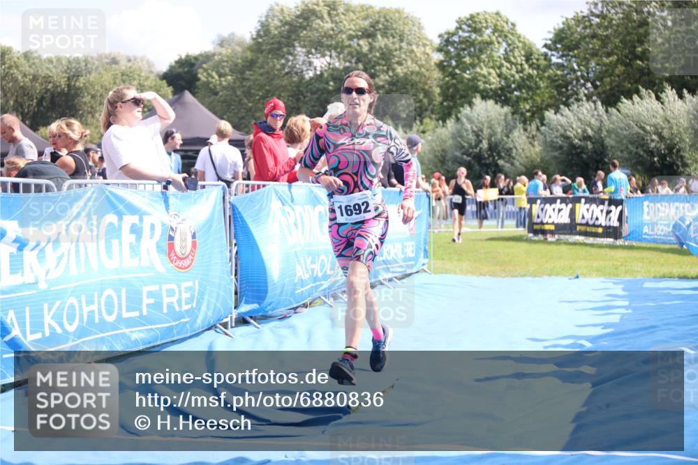 25.08.2024 - Elbe Triathlon Hamburg H.Heesch http://msf.ph/oto/6880836 25.08.2024 11:55:28 Ziel 515, 1643, 1692 meine-sportfotos.de