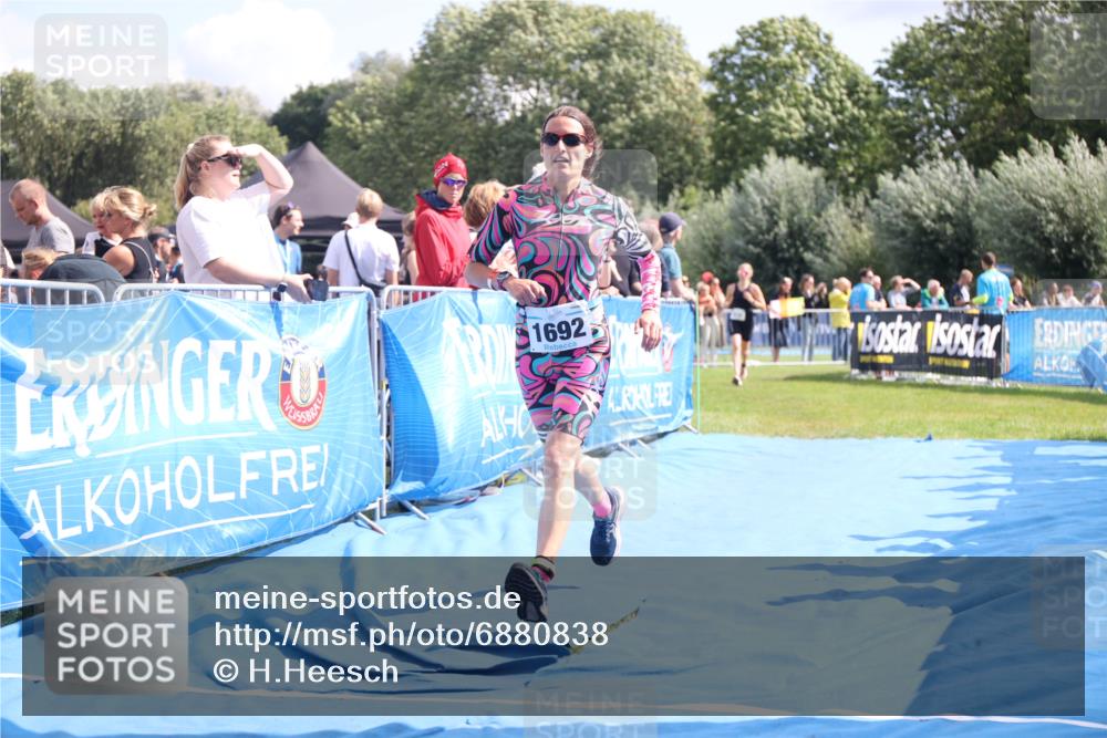 25.08.2024 - Elbe Triathlon Hamburg H.Heesch http://msf.ph/oto/6880838 25.08.2024 11:55:28 Ziel 515, 1643, 1692 meine-sportfotos.de