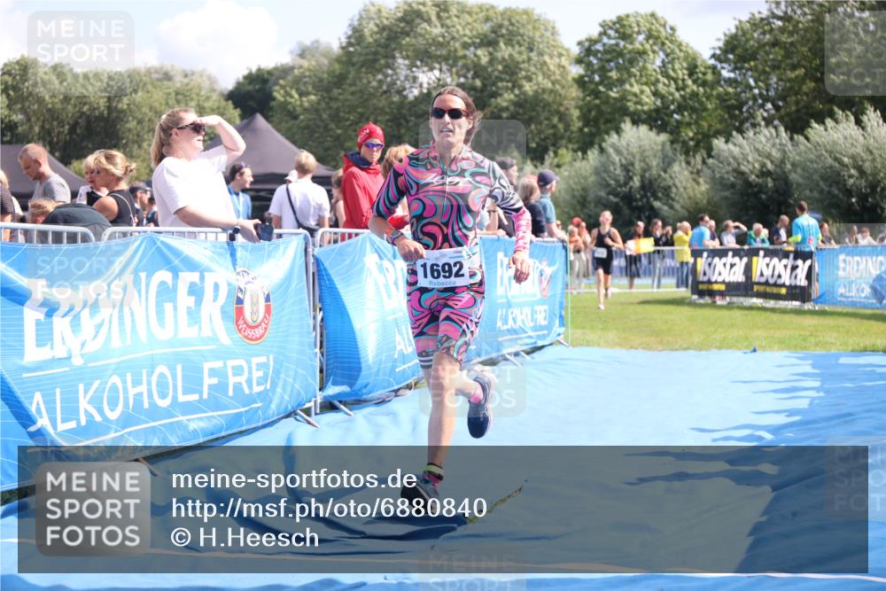 25.08.2024 - Elbe Triathlon Hamburg H.Heesch http://msf.ph/oto/6880840 25.08.2024 11:55:28 Ziel 515, 1643, 1692 meine-sportfotos.de