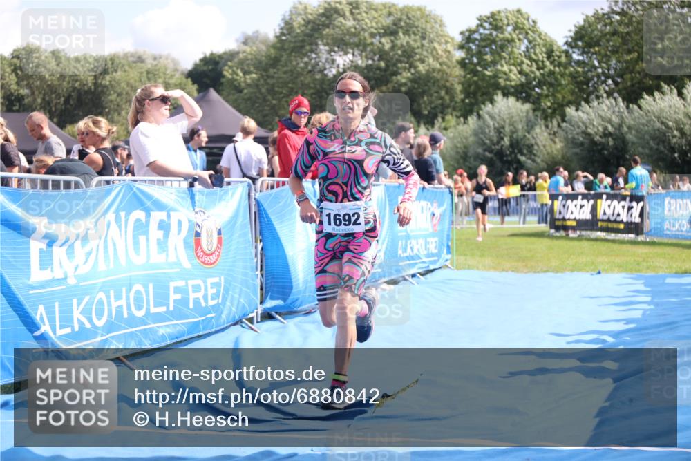 25.08.2024 - Elbe Triathlon Hamburg H.Heesch http://msf.ph/oto/6880842 25.08.2024 11:55:28 Ziel 515, 1643, 1692 meine-sportfotos.de