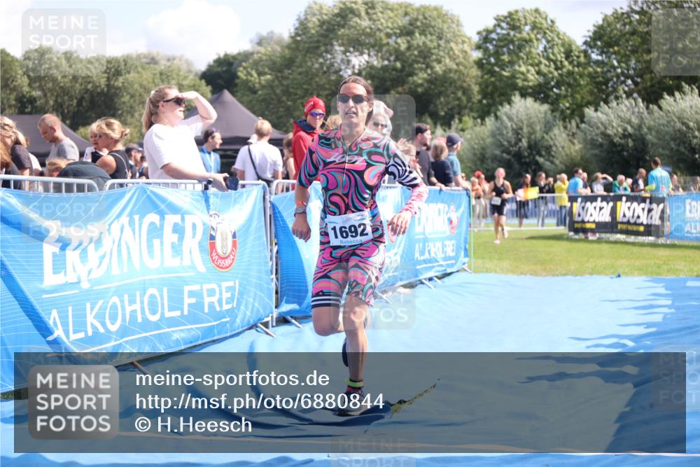 25.08.2024 - Elbe Triathlon Hamburg H.Heesch http://msf.ph/oto/6880844 25.08.2024 11:55:28 Ziel 515, 1643, 1692 meine-sportfotos.de