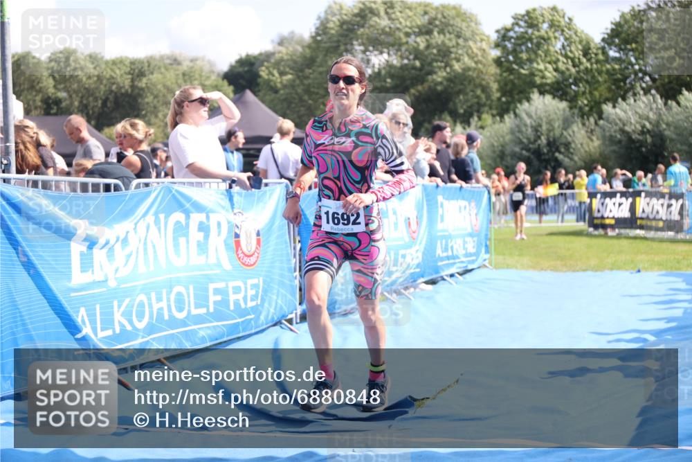 25.08.2024 - Elbe Triathlon Hamburg H.Heesch http://msf.ph/oto/6880848 25.08.2024 11:55:28 Ziel 515, 1643, 1692 meine-sportfotos.de