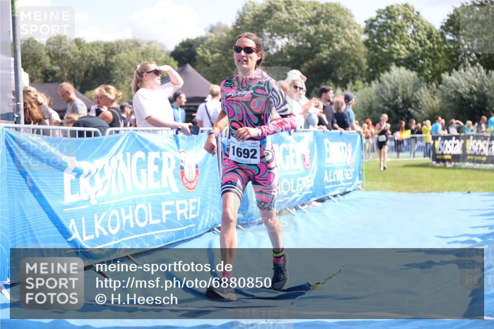 25.08.2024 - Elbe Triathlon Hamburg H.Heesch http://msf.ph/oto/6880850 25.08.2024 11:55:28 Ziel 515, 1643, 1692 meine-sportfotos.de