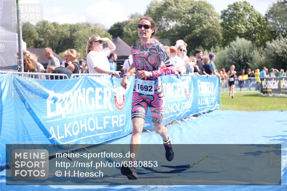 25.08.2024 - Elbe Triathlon Hamburg H.Heesch http://msf.ph/oto/6880853 25.08.2024 11:55:28 Ziel 515, 1643, 1692 meine-sportfotos.de