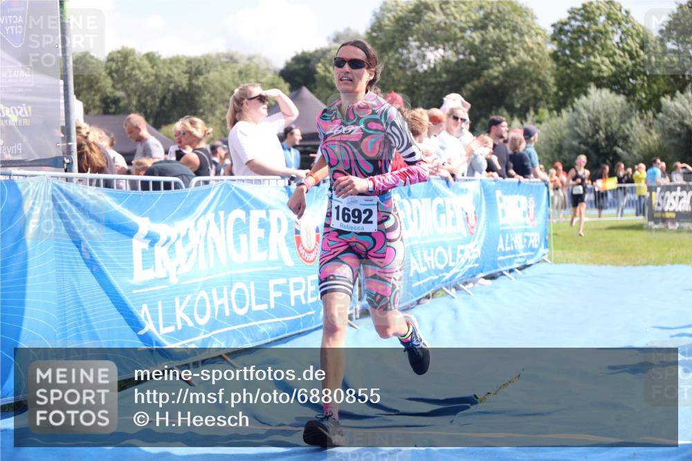 25.08.2024 - Elbe Triathlon Hamburg H.Heesch http://msf.ph/oto/6880855 25.08.2024 11:55:28 Ziel 515, 1643, 1692 meine-sportfotos.de