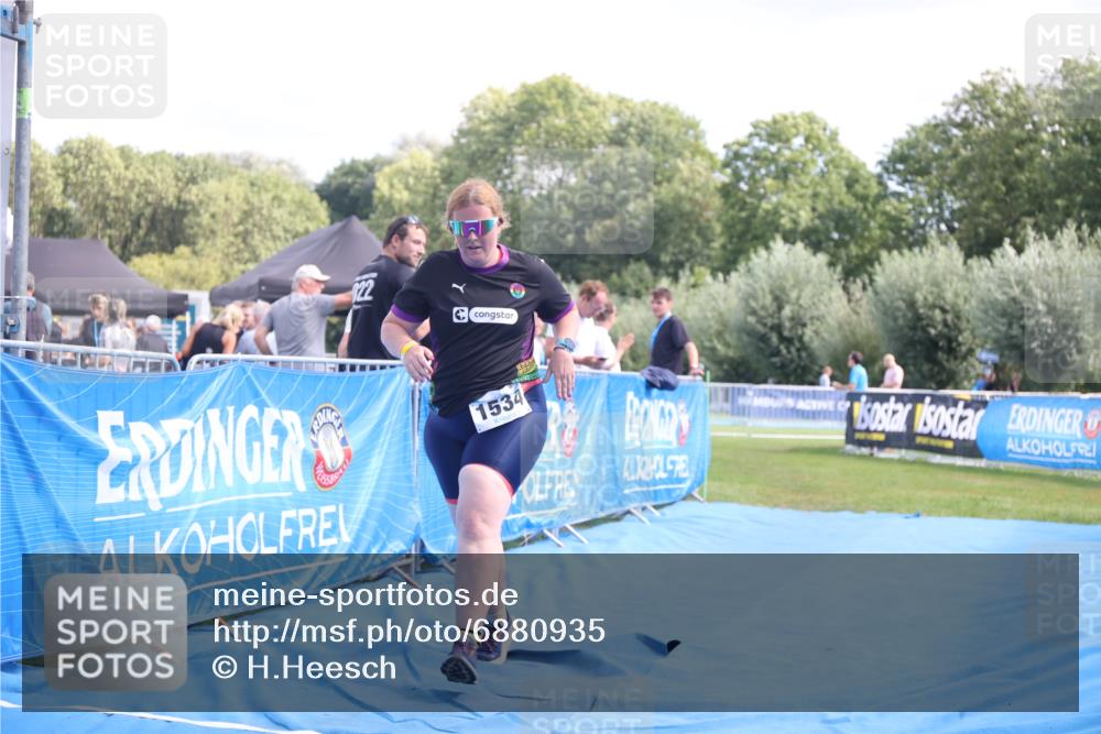 25.08.2024 - Elbe Triathlon Hamburg H.Heesch http://msf.ph/oto/6880935 25.08.2024 12:27:35 Ziel 1534, 1655, 1676 meine-sportfotos.de