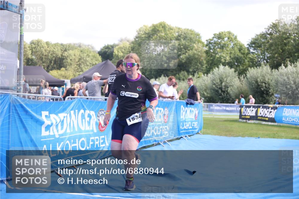25.08.2024 - Elbe Triathlon Hamburg H.Heesch http://msf.ph/oto/6880944 25.08.2024 12:27:35 Ziel 1534, 1655, 1676 meine-sportfotos.de