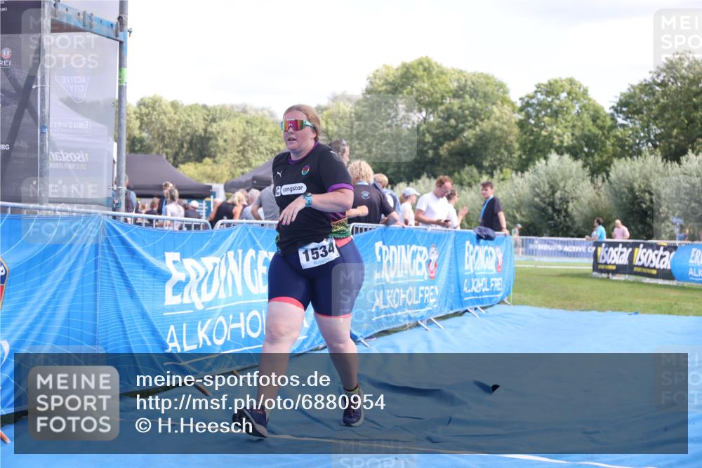 25.08.2024 - Elbe Triathlon Hamburg H.Heesch http://msf.ph/oto/6880954 25.08.2024 12:27:36 Ziel 1534, 1655, 1676 meine-sportfotos.de