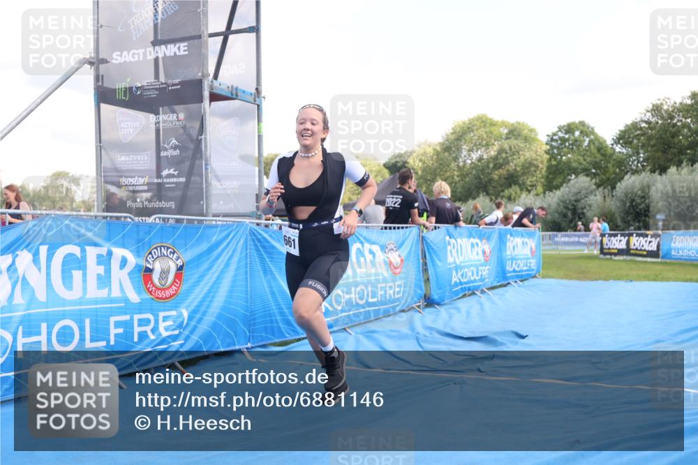 25.08.2024 - Elbe Triathlon Hamburg H.Heesch http://msf.ph/oto/6881146 25.08.2024 12:28:30 Ziel 1661, 1664 meine-sportfotos.de