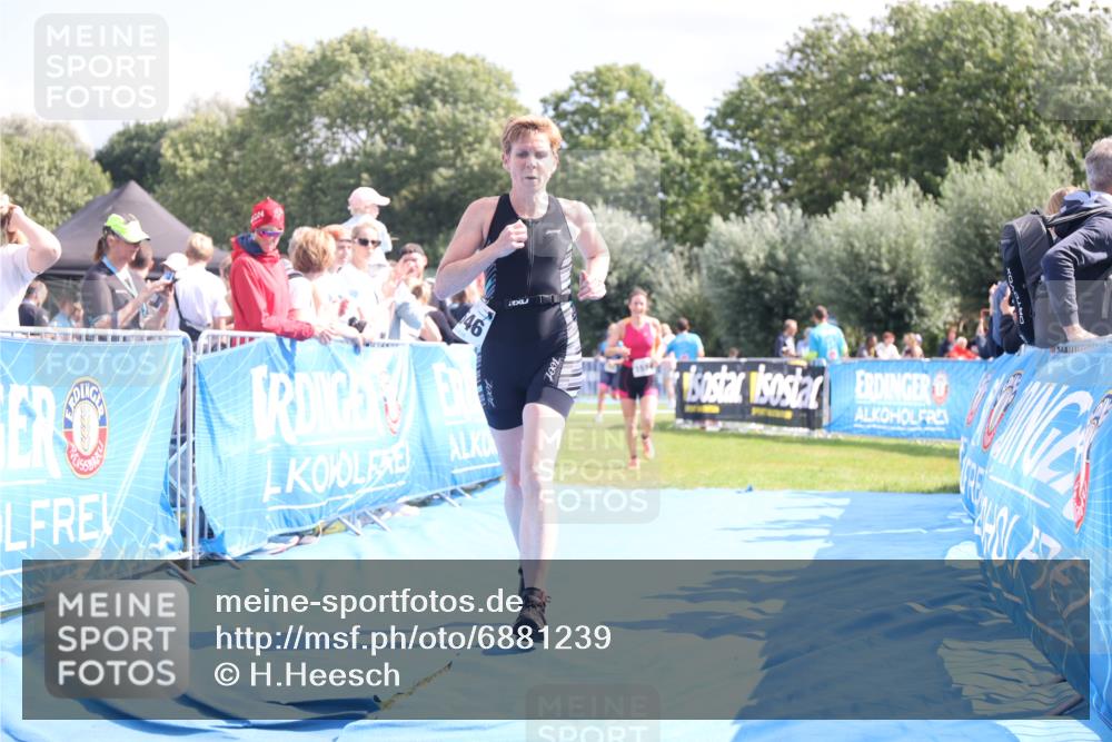 25.08.2024 - Elbe Triathlon Hamburg H.Heesch http://msf.ph/oto/6881239 25.08.2024 11:56:27 Ziel 1514, 1546, 1556 meine-sportfotos.de