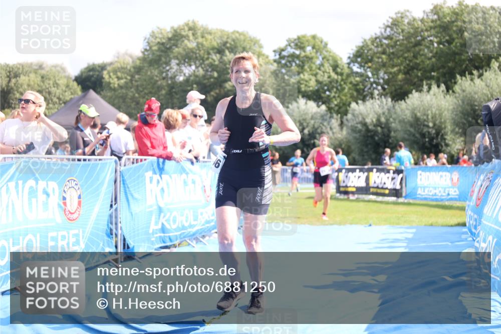 25.08.2024 - Elbe Triathlon Hamburg H.Heesch http://msf.ph/oto/6881250 25.08.2024 11:56:27 Ziel 1514, 1546, 1556 meine-sportfotos.de