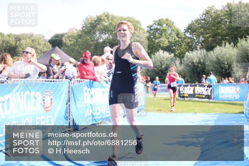 25.08.2024 - Elbe Triathlon Hamburg H.Heesch http://msf.ph/oto/6881256 25.08.2024 11:56:27 Ziel 1514, 1546, 1556 meine-sportfotos.de