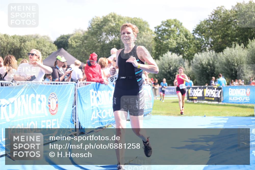 25.08.2024 - Elbe Triathlon Hamburg H.Heesch http://msf.ph/oto/6881258 25.08.2024 11:56:27 Ziel 1514, 1546, 1556 meine-sportfotos.de