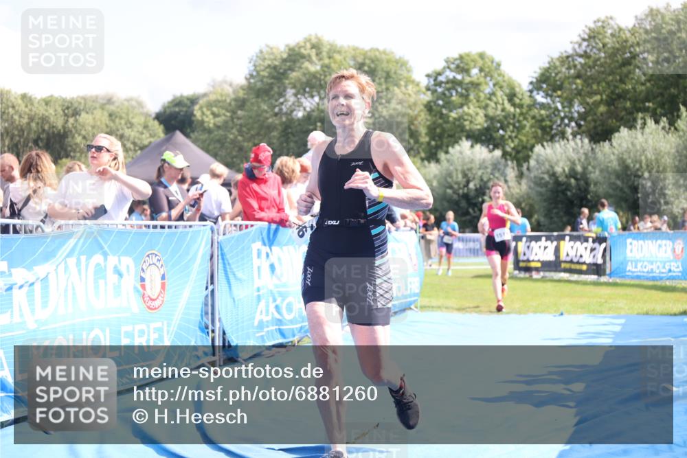 25.08.2024 - Elbe Triathlon Hamburg H.Heesch http://msf.ph/oto/6881260 25.08.2024 11:56:27 Ziel 1514, 1546, 1556 meine-sportfotos.de