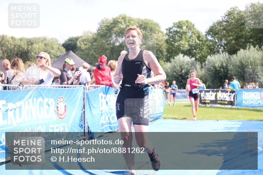 25.08.2024 - Elbe Triathlon Hamburg H.Heesch http://msf.ph/oto/6881262 25.08.2024 11:56:27 Ziel 1514, 1546, 1556 meine-sportfotos.de