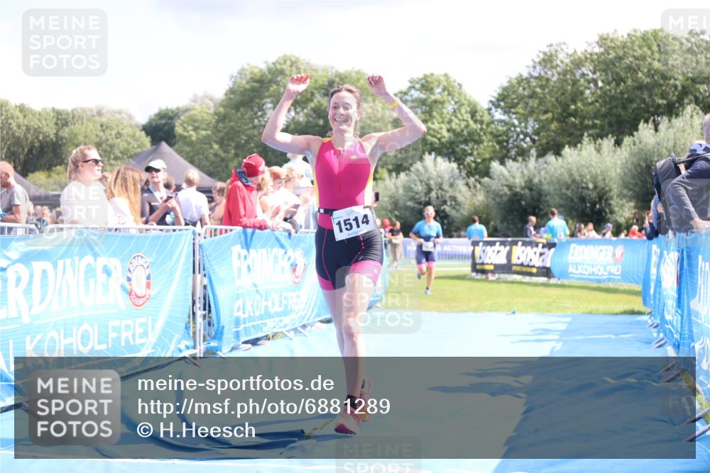 25.08.2024 - Elbe Triathlon Hamburg H.Heesch http://msf.ph/oto/6881289 25.08.2024 11:56:30 Ziel 1514, 1546, 1556 meine-sportfotos.de