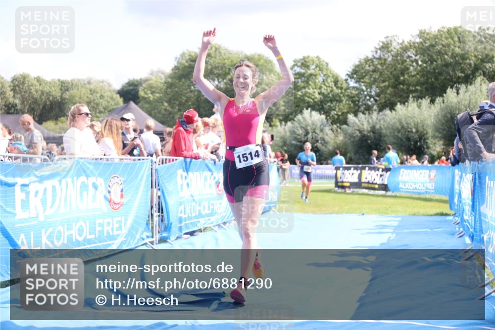 25.08.2024 - Elbe Triathlon Hamburg H.Heesch http://msf.ph/oto/6881290 25.08.2024 11:56:30 Ziel 1514, 1546, 1556 meine-sportfotos.de