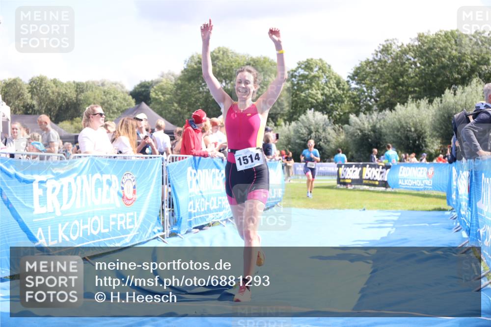 25.08.2024 - Elbe Triathlon Hamburg H.Heesch http://msf.ph/oto/6881293 25.08.2024 11:56:31 Ziel 1514, 1546, 1556 meine-sportfotos.de