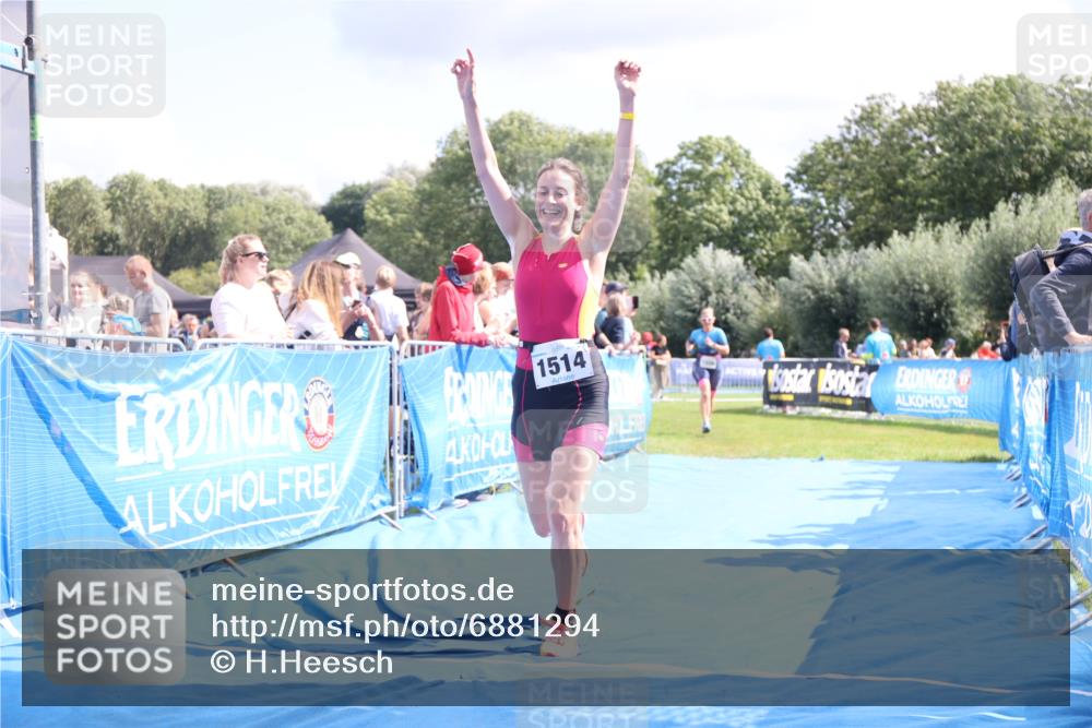 25.08.2024 - Elbe Triathlon Hamburg H.Heesch http://msf.ph/oto/6881294 25.08.2024 11:56:31 Ziel 1514, 1546, 1556 meine-sportfotos.de