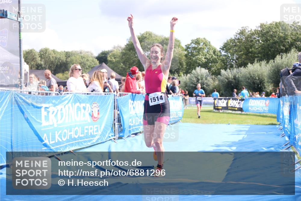 25.08.2024 - Elbe Triathlon Hamburg H.Heesch http://msf.ph/oto/6881296 25.08.2024 11:56:31 Ziel 1514, 1546, 1556 meine-sportfotos.de
