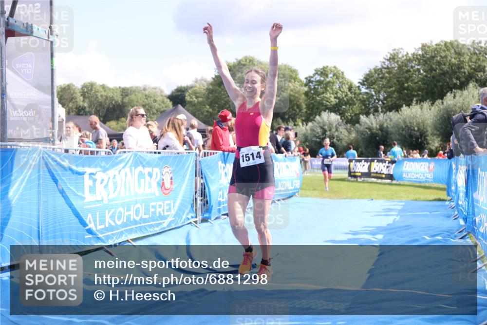 25.08.2024 - Elbe Triathlon Hamburg H.Heesch http://msf.ph/oto/6881298 25.08.2024 11:56:31 Ziel 1514, 1546, 1556 meine-sportfotos.de