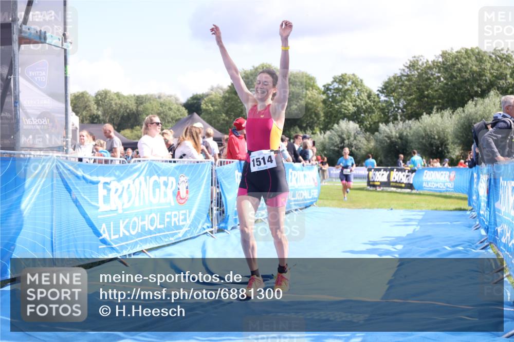 25.08.2024 - Elbe Triathlon Hamburg H.Heesch http://msf.ph/oto/6881300 25.08.2024 11:56:31 Ziel 1514, 1546, 1556 meine-sportfotos.de