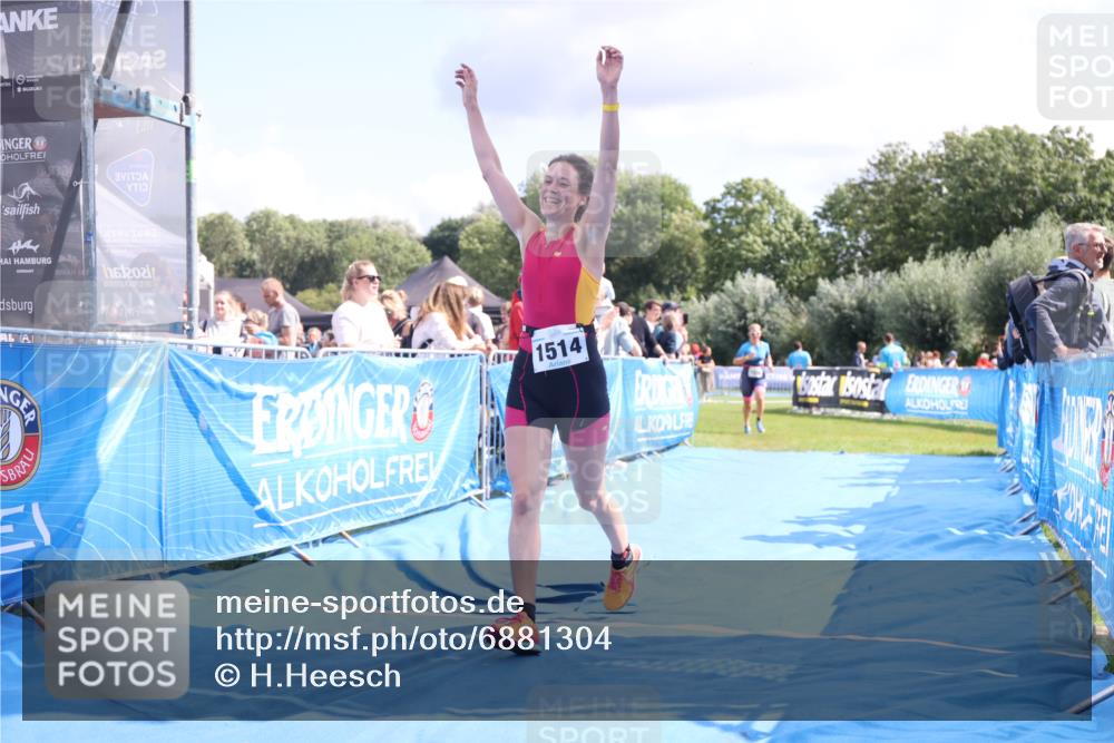 25.08.2024 - Elbe Triathlon Hamburg H.Heesch http://msf.ph/oto/6881304 25.08.2024 11:56:31 Ziel 1514, 1546, 1556 meine-sportfotos.de