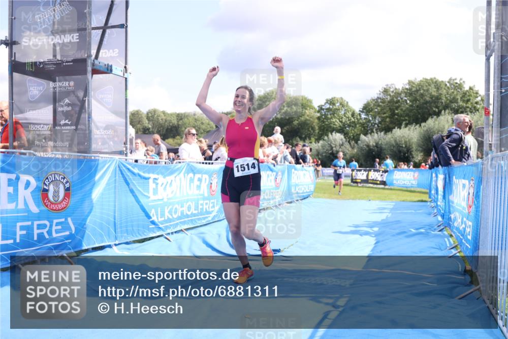 25.08.2024 - Elbe Triathlon Hamburg H.Heesch http://msf.ph/oto/6881311 25.08.2024 11:56:31 Ziel 1514, 1546, 1556 meine-sportfotos.de