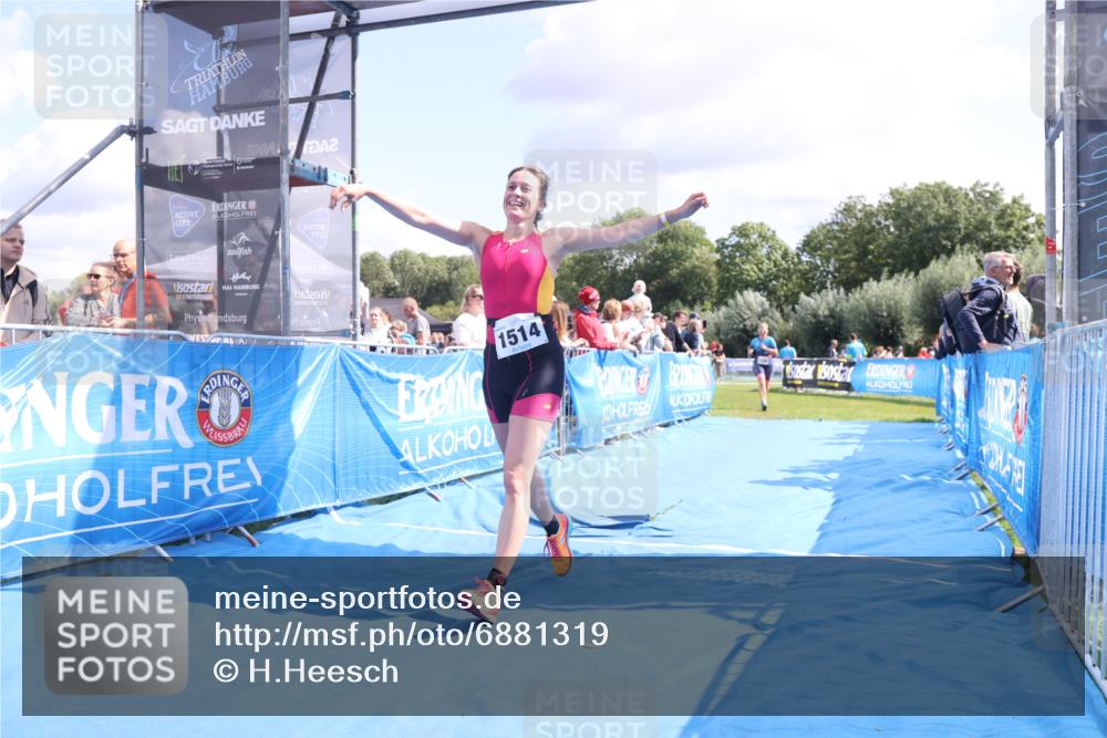 25.08.2024 - Elbe Triathlon Hamburg H.Heesch http://msf.ph/oto/6881319 25.08.2024 11:56:31 Ziel 1514, 1546, 1556 meine-sportfotos.de