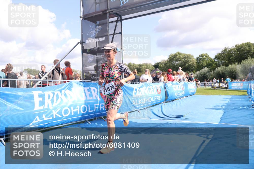 25.08.2024 - Elbe Triathlon Hamburg H.Heesch http://msf.ph/oto/6881409 25.08.2024 11:56:45 Ziel 1579 meine-sportfotos.de
