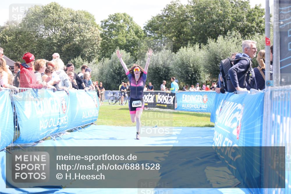 25.08.2024 - Elbe Triathlon Hamburg H.Heesch http://msf.ph/oto/6881528 25.08.2024 11:57:06 Ziel 1492, 1518 meine-sportfotos.de