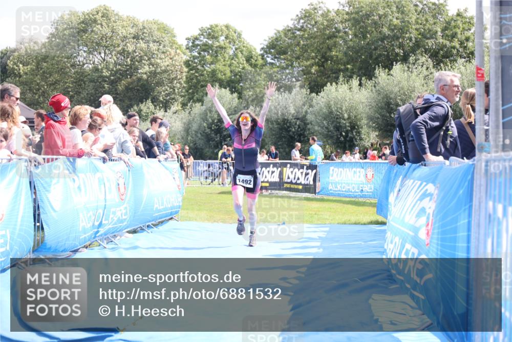 25.08.2024 - Elbe Triathlon Hamburg H.Heesch http://msf.ph/oto/6881532 25.08.2024 11:57:06 Ziel 1492, 1518 meine-sportfotos.de