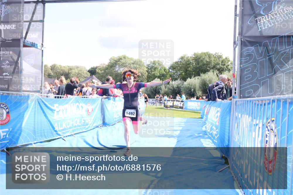 25.08.2024 - Elbe Triathlon Hamburg H.Heesch http://msf.ph/oto/6881576 25.08.2024 11:57:08 Ziel 1492 meine-sportfotos.de
