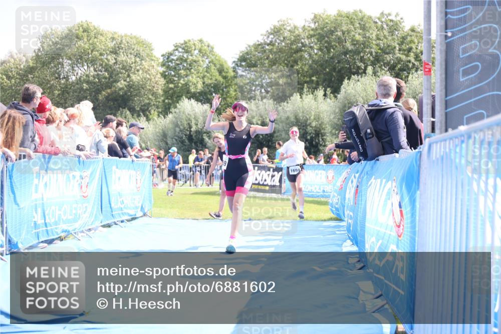 25.08.2024 - Elbe Triathlon Hamburg H.Heesch http://msf.ph/oto/6881602 25.08.2024 11:57:23 Ziel 1564, 1689, 1694 meine-sportfotos.de