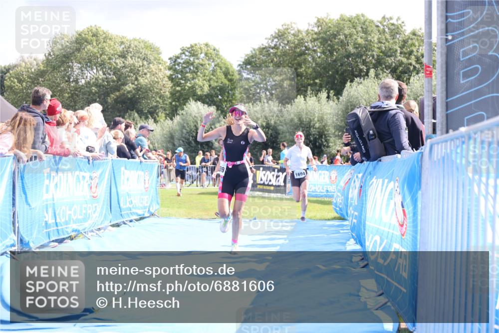 25.08.2024 - Elbe Triathlon Hamburg H.Heesch http://msf.ph/oto/6881606 25.08.2024 11:57:23 Ziel 1564, 1689, 1694 meine-sportfotos.de