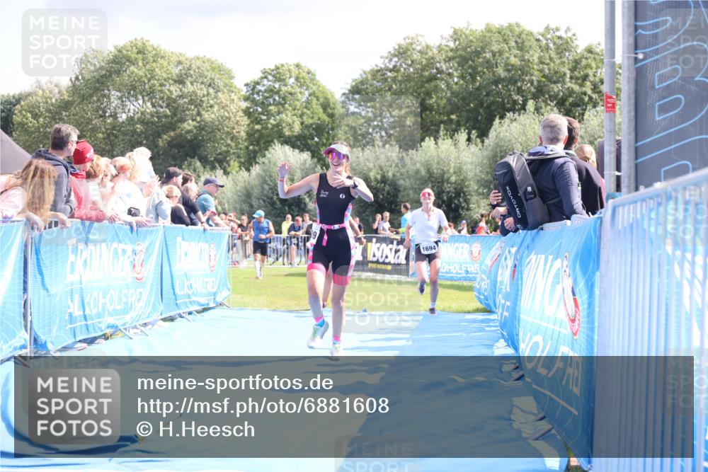 25.08.2024 - Elbe Triathlon Hamburg H.Heesch http://msf.ph/oto/6881608 25.08.2024 11:57:23 Ziel 1564, 1689, 1694 meine-sportfotos.de