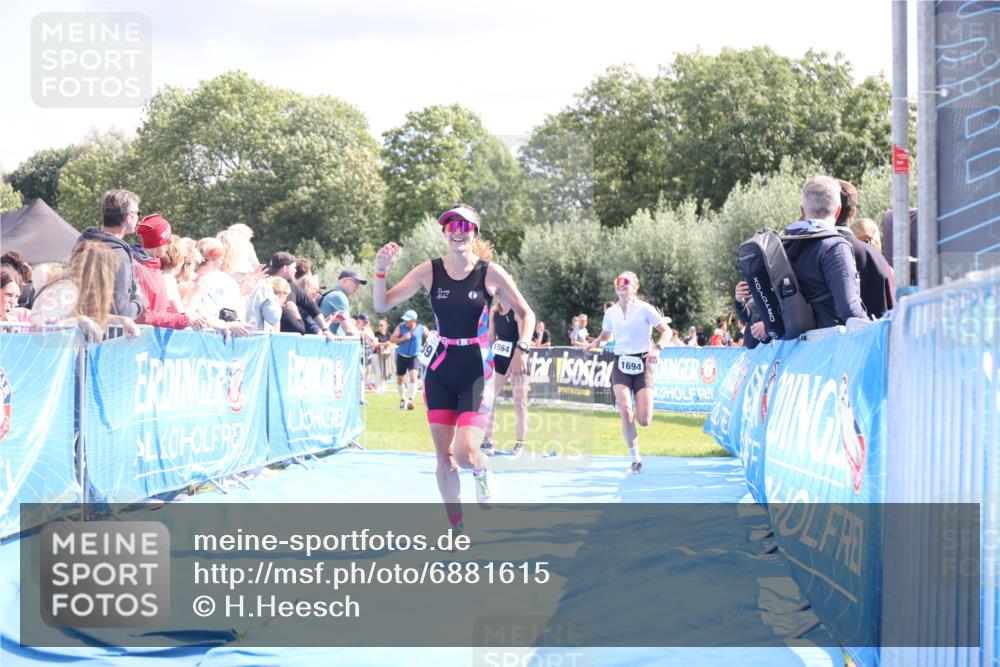 25.08.2024 - Elbe Triathlon Hamburg H.Heesch http://msf.ph/oto/6881615 25.08.2024 11:57:23 Ziel 1564, 1689, 1694 meine-sportfotos.de