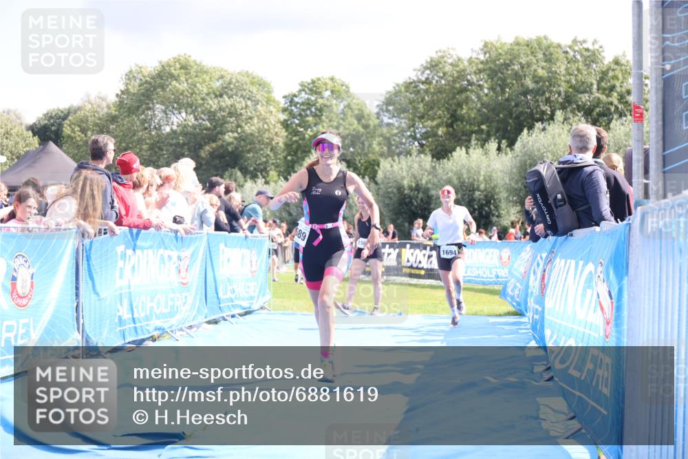 25.08.2024 - Elbe Triathlon Hamburg H.Heesch http://msf.ph/oto/6881619 25.08.2024 11:57:23 Ziel 1564, 1689, 1694 meine-sportfotos.de