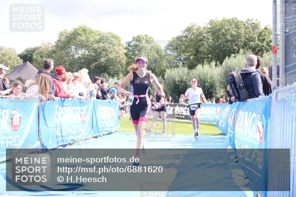 25.08.2024 - Elbe Triathlon Hamburg H.Heesch http://msf.ph/oto/6881620 25.08.2024 11:57:24 Ziel 1564, 1689, 1694 meine-sportfotos.de