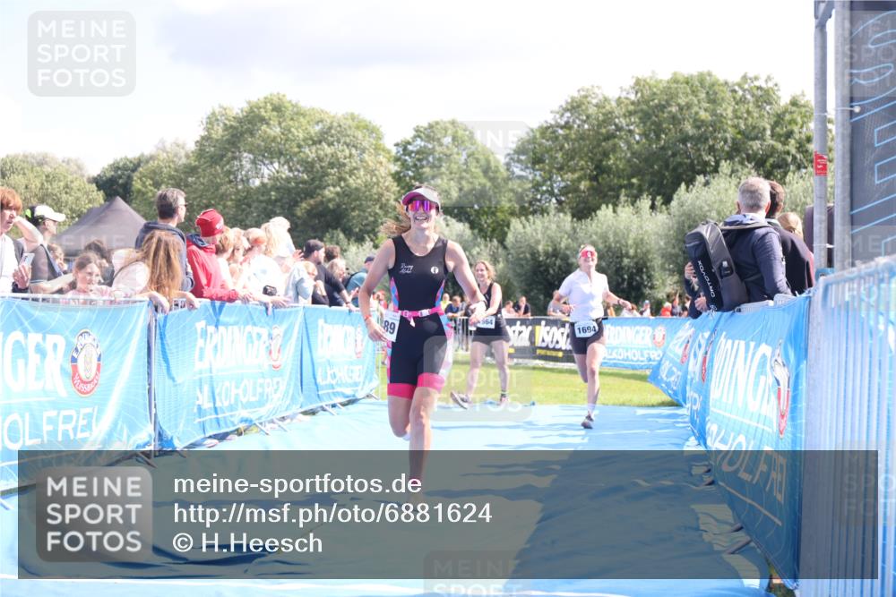 25.08.2024 - Elbe Triathlon Hamburg H.Heesch http://msf.ph/oto/6881624 25.08.2024 11:57:24 Ziel 1564, 1689, 1694 meine-sportfotos.de