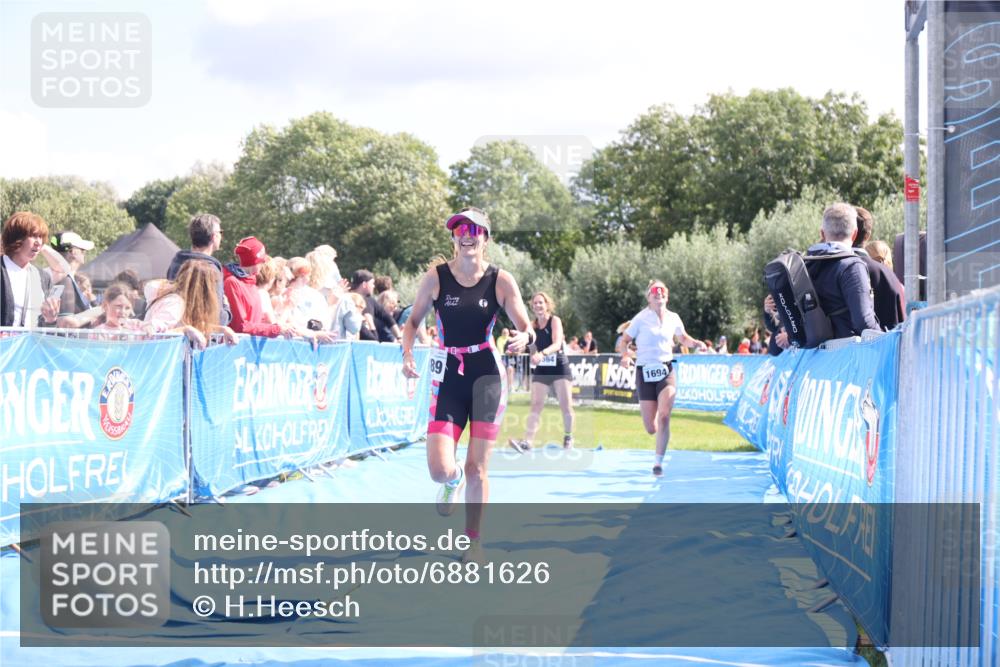 25.08.2024 - Elbe Triathlon Hamburg H.Heesch http://msf.ph/oto/6881626 25.08.2024 11:57:24 Ziel 1564, 1689, 1694 meine-sportfotos.de